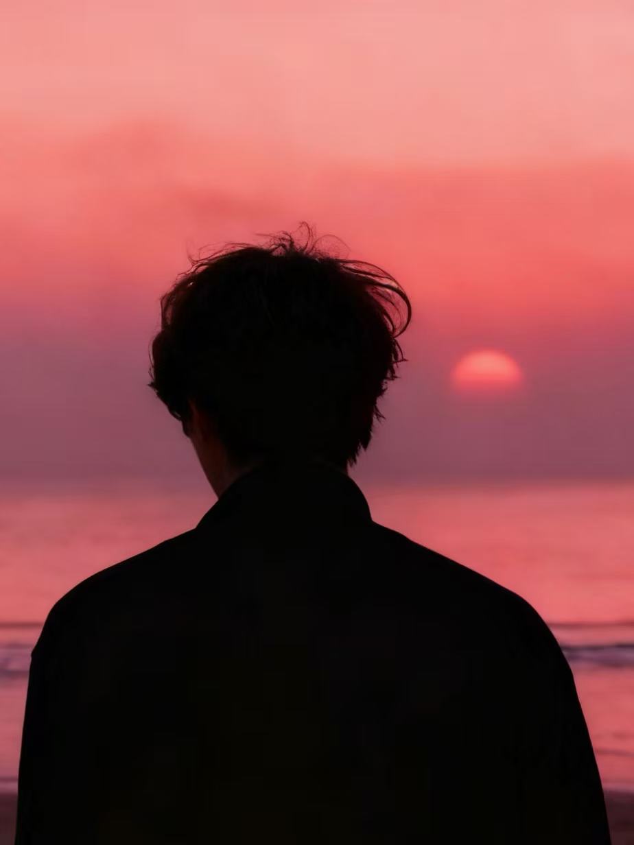 海边日落背影照片